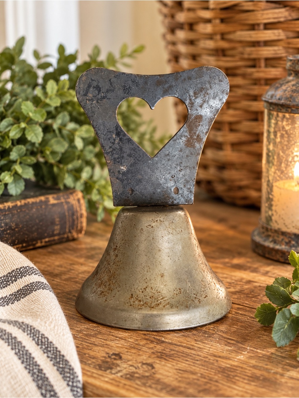 Bintagd Metal Heart Bell in Aged Gray
